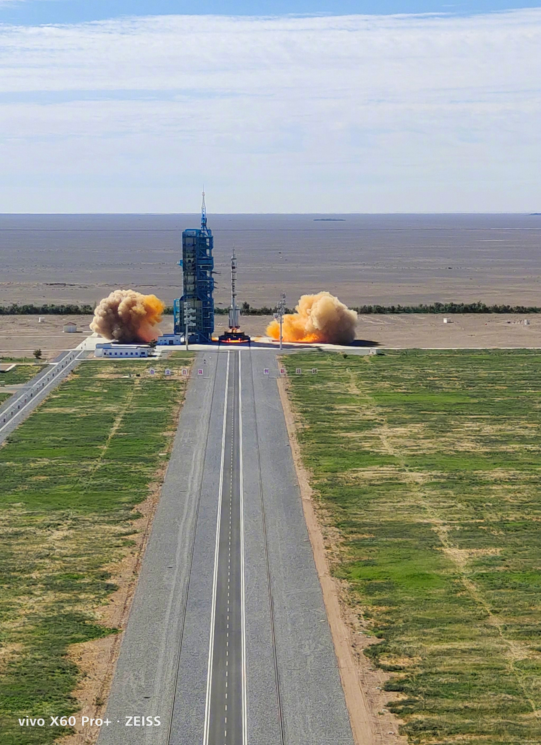 vivo x60 pro 拍摄神舟十二号升空,让其形象"腾空而起"__财经头条
