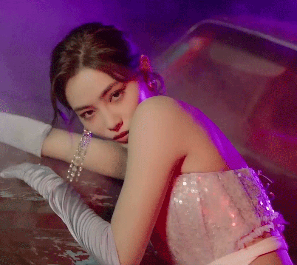 来看看许佳琪kiki的特别版《skin》mv动图