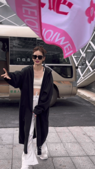 戚薇浪姐应援戚薇跟粉丝手贴手比心好宠粉怪不得被粉丝叫老婆