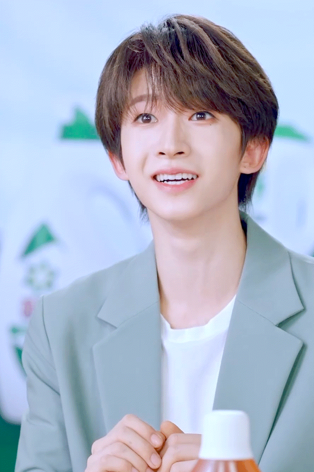 刘宇今日品牌直播完美的五官皮肤一笑起来瞬间被治愈了