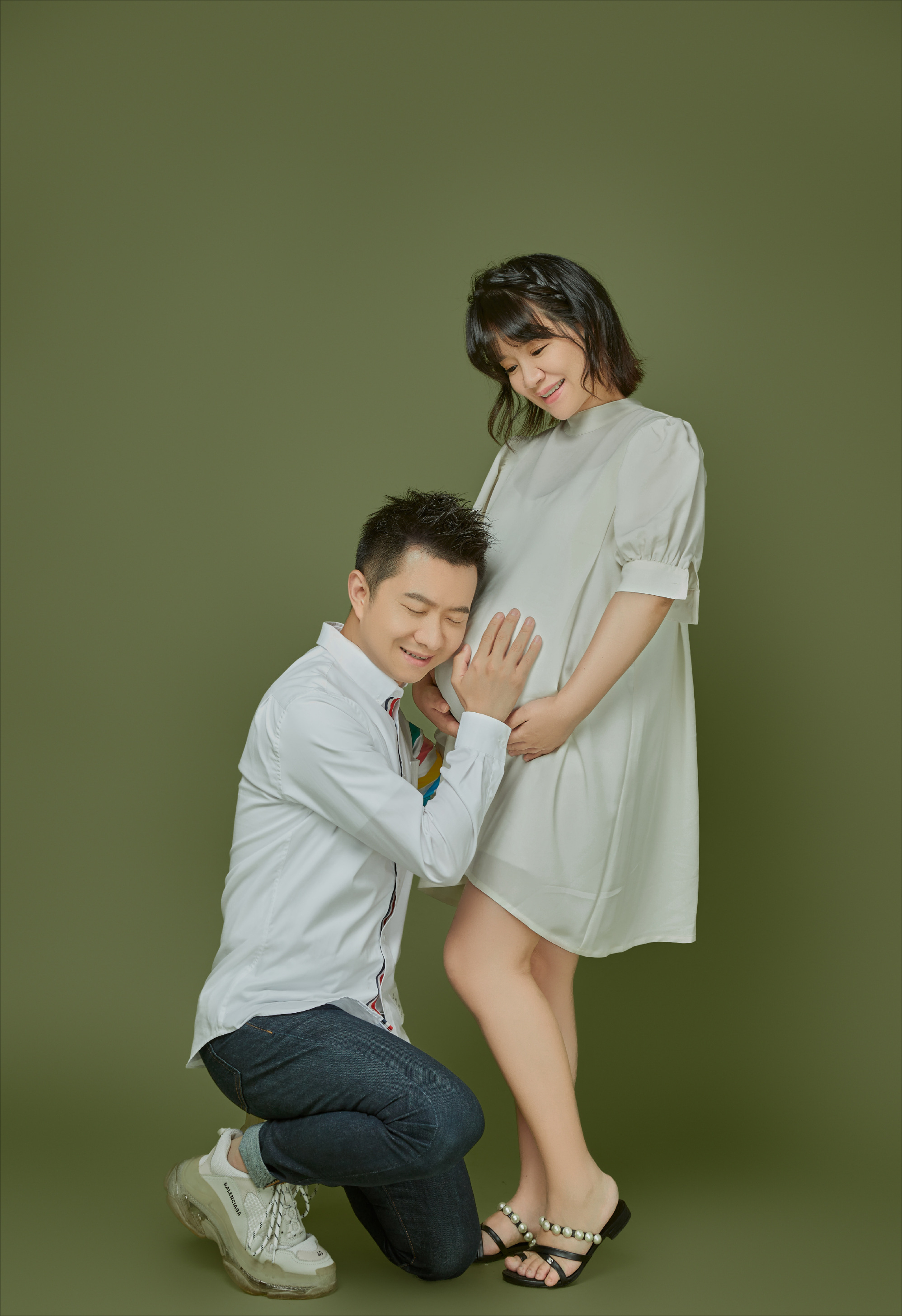 红果果二胎产子生产前一天出游水肿得厉害首晒儿子太像绿泡泡