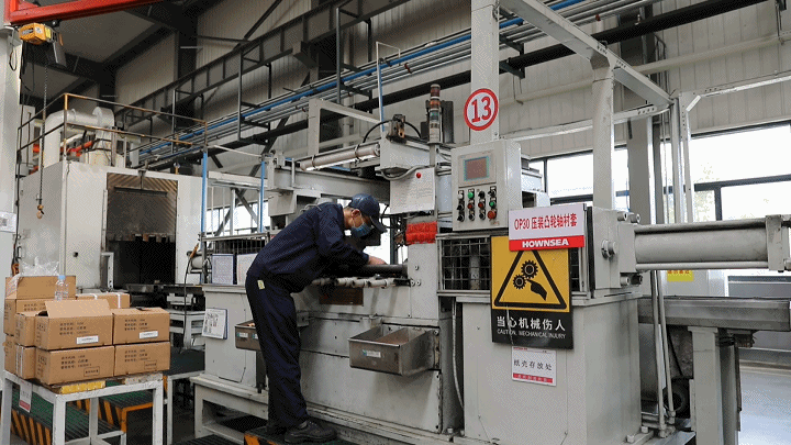 2012年加入公司后,他刻苦钻研业务,努力提升镗工,铣工,钳工等多项高超