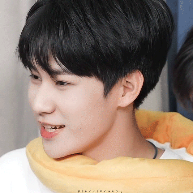 是问谁看了我们张真源害羞的样子不心动