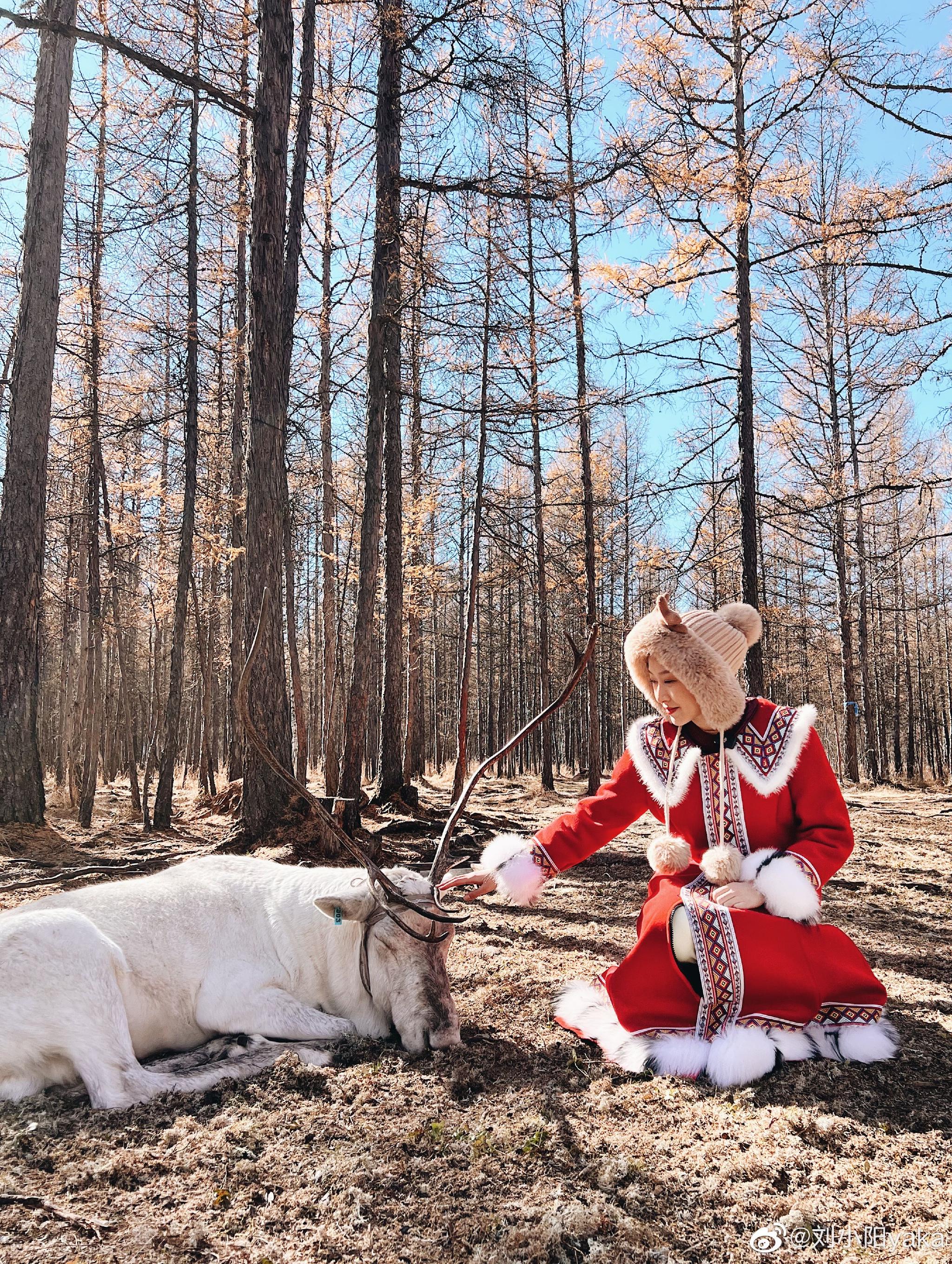 鄂温克族姑娘的服饰图片