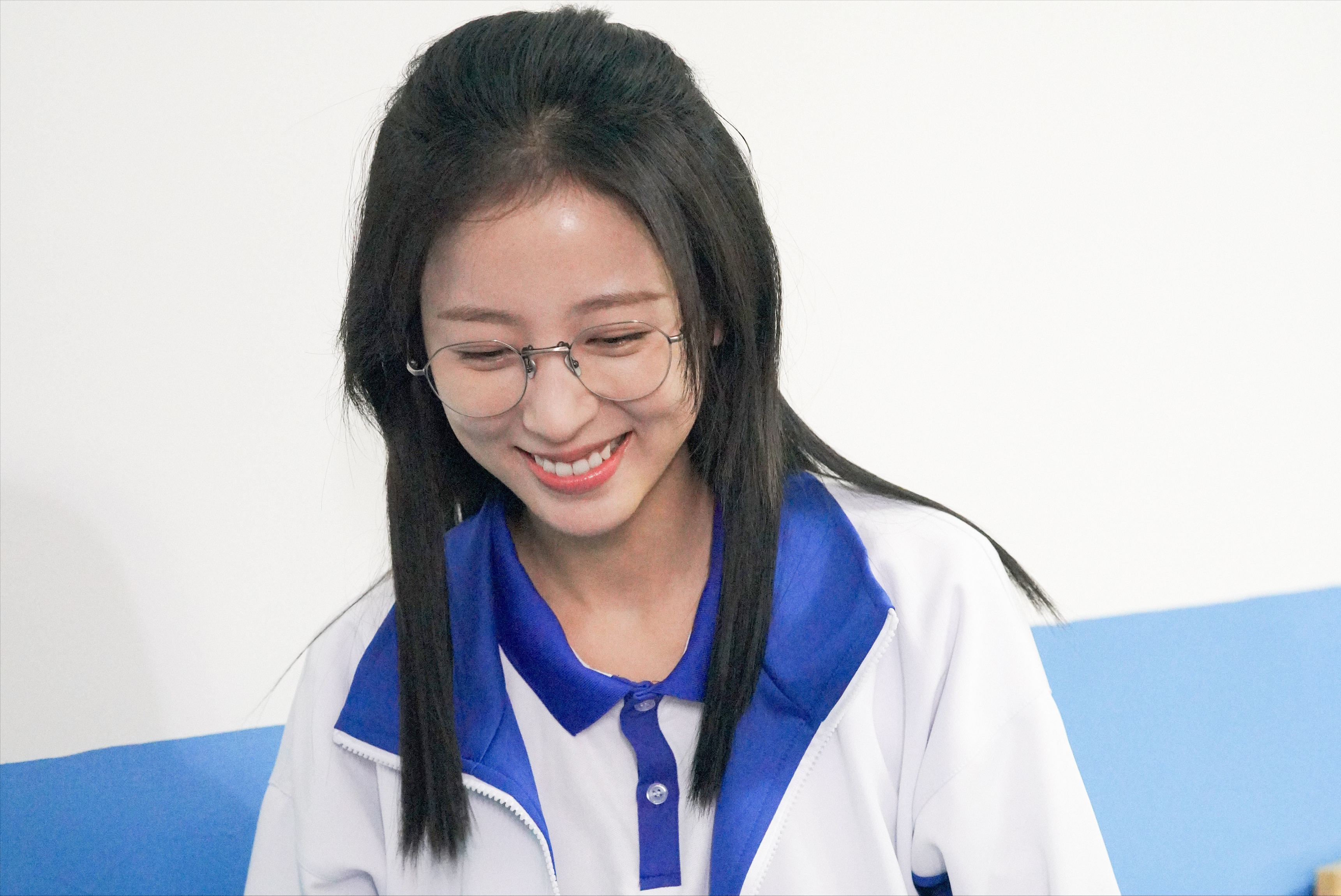 《当爱情遇上科学家》首播:周雨彤校服照清纯可爱,获赞劳模拍戏|当