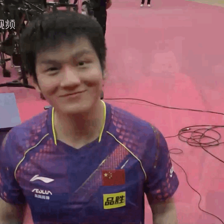 输球无碍好心情樊振东对着镜头比v字手势网友世界第一可爱