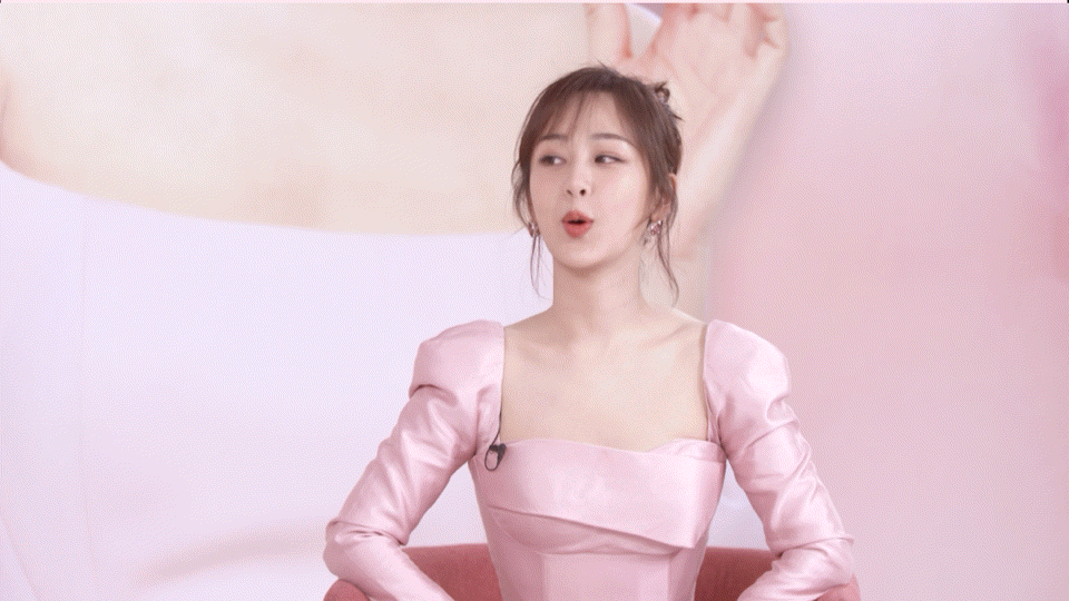 杨紫今日活动造型图一身粉色长裙可爱又淑女心动了吗