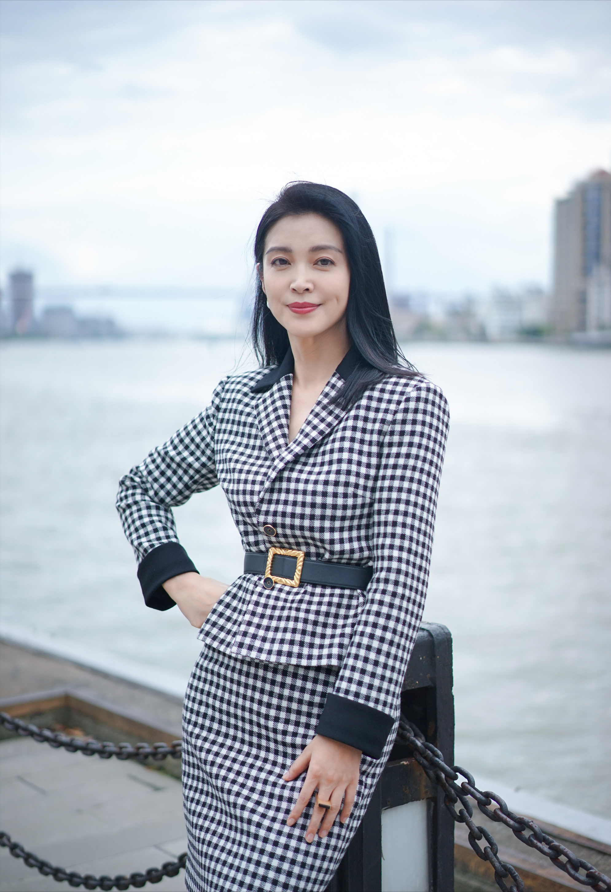 李冰冰姐妹罕见合体,李雪穿短裙暴露身材短板,霸气姐姐变小跟班|李冰