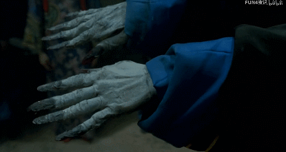 这部电影里面就有过这样的桥段,僵尸也会分上下尊卑,从"牙长,指甲长"