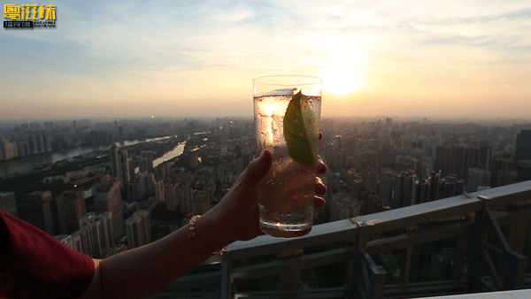 傍晚6点-7点的时段来到悦吧品尝微醺,还能看到广州塔黄昏落日的浪漫