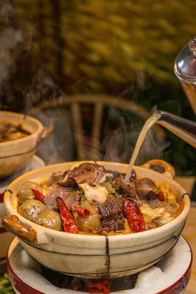 用炭火吃牛杂,是广式牛杂煲的一大特色.