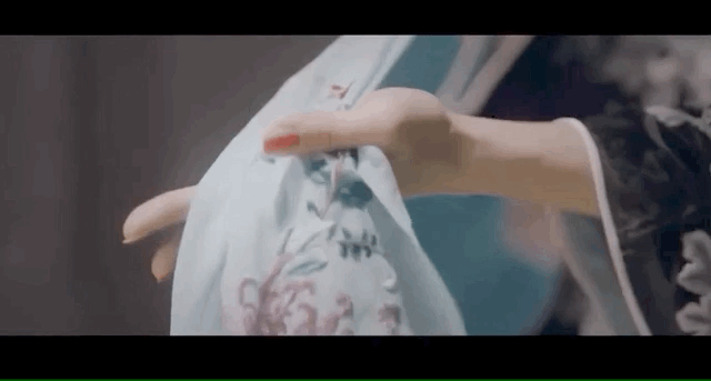 提前一个月就进组接受封闭专业训练,而这段出圈儿的《站宛城》咬手帕