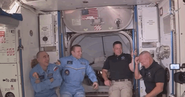 龙飞船与国际空间站对接成功，直播五位宇航员太空汇合！马斯克终于松了一口气