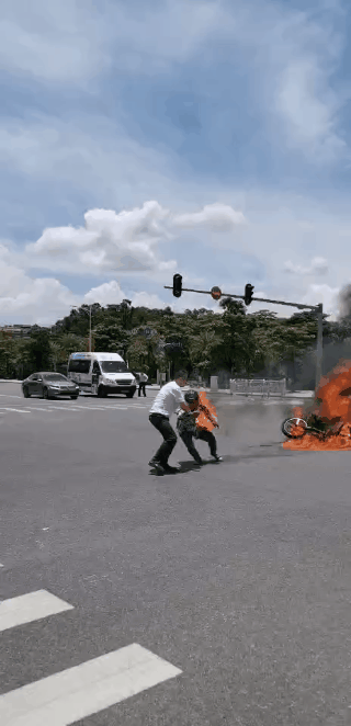 两车相撞男子陷火海，摩托车成废铁