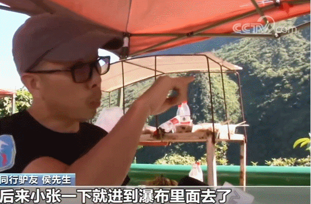 同行者接受媒体采访。