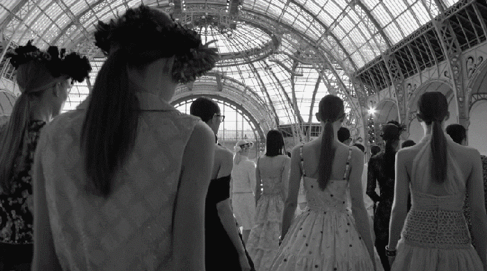 模特从黑白影像中鱼贯而入,仿佛把传统的谢幕换到了最开始,然后倒叙