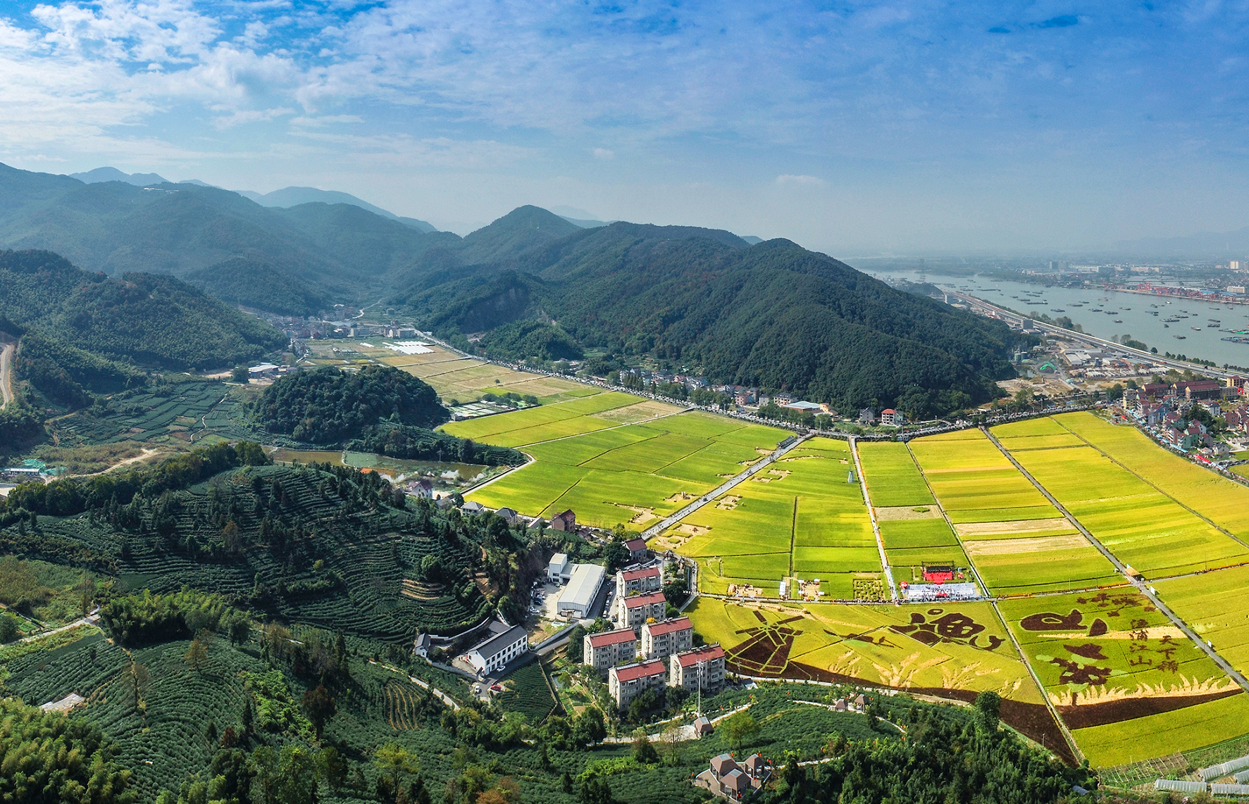 文旅"特色发展之路的同时,渔山村也在探索着传统家具产业转型发展之路