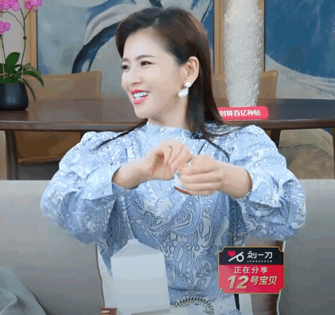 而走出直播间,刘涛还能变身主持人95从北京卫视春晚,到央视国庆晚会