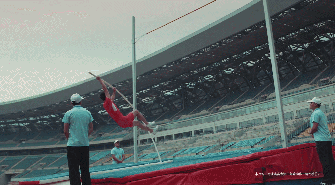 着狂奔追日的夸父,撑杆跳运动员心中住着一个跟斗十万八千里的孙悟空