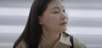 来了解情况的民警对她说生日快乐,晶晶也微笑着说谢谢.