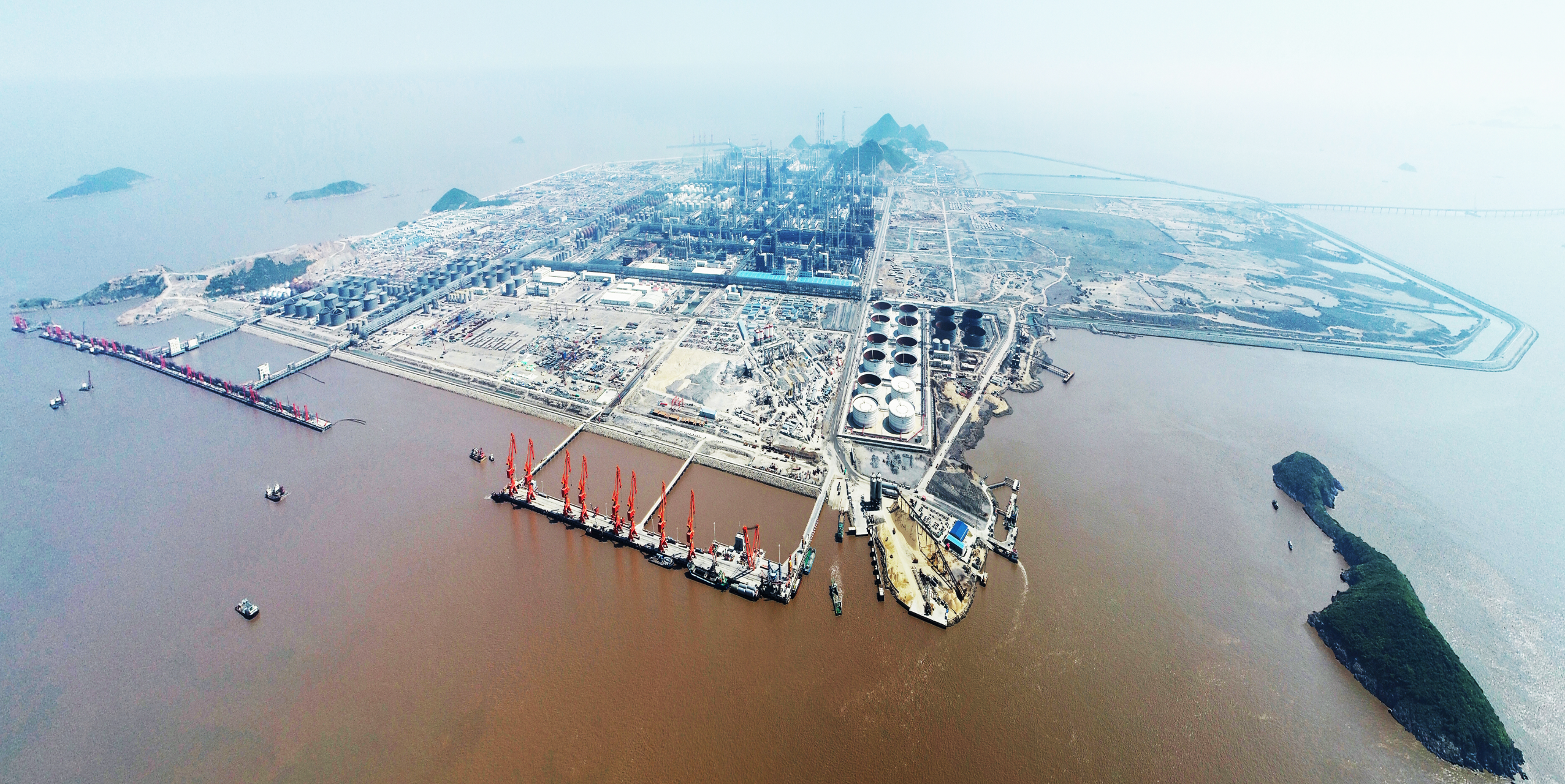 9月2日,鱼山岛上浙石化110千伏4号化工变电站顺利投运,为目前世界上