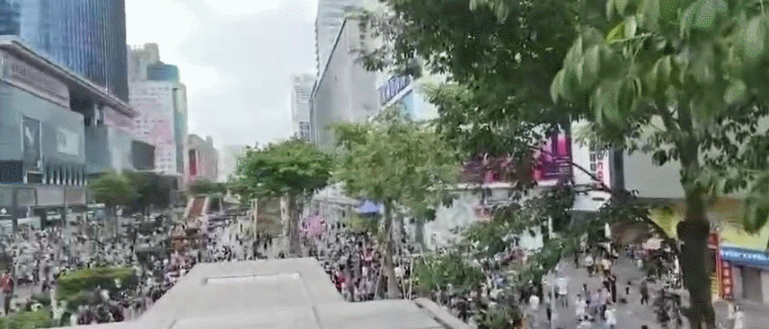 ▲撤离到大街上的人群。视频截图