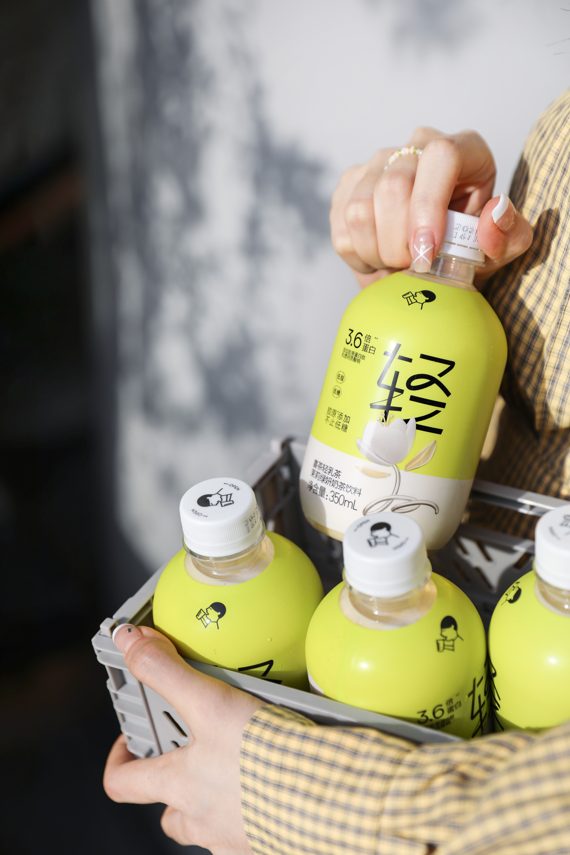瓶装"喜茶白月光"上线,带来乳茶"轻"体验
