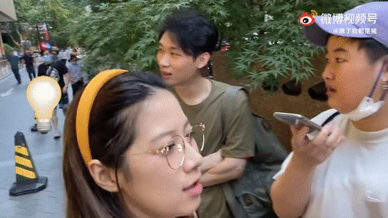 为了增加真实性,还拿罗珍妮的拳套"啪啪啪"地砸在岩石上,把女粉丝吓得