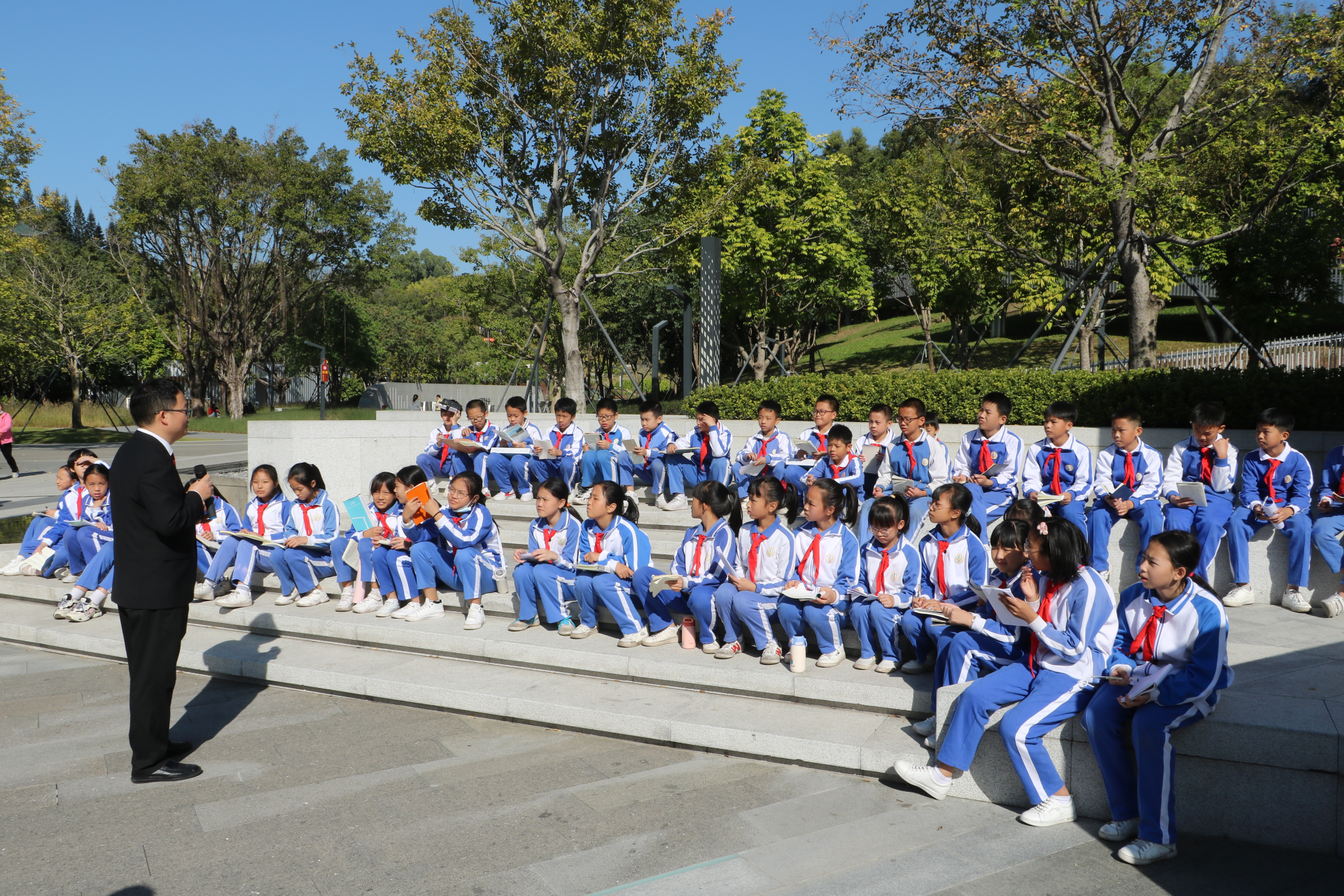 休闲学法龙丰学校师生参加民法公园普法宣传