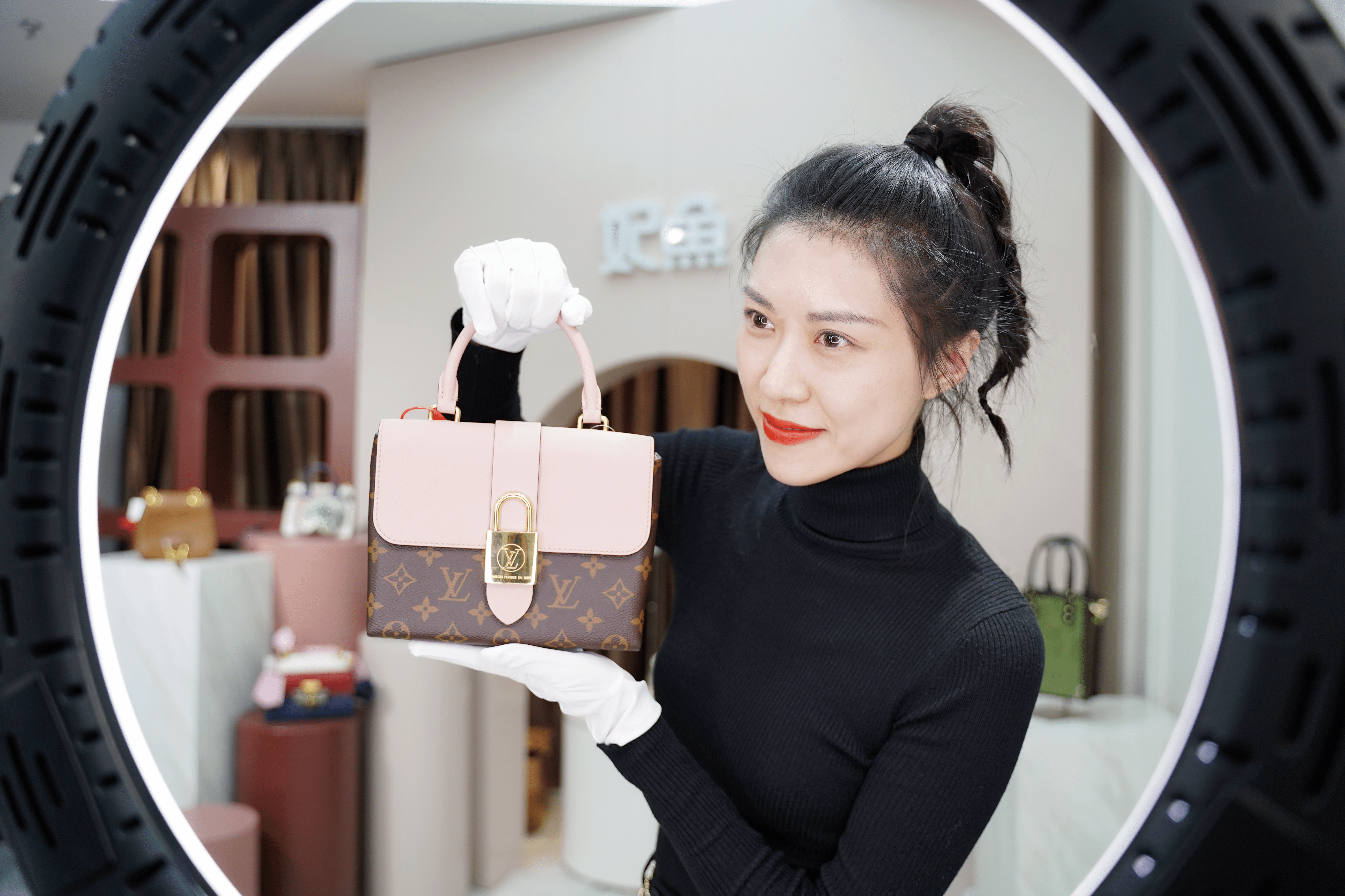 是否培养大主播决定着妃鱼在行业中的定位,在黄世昌看来,二奢里面应该