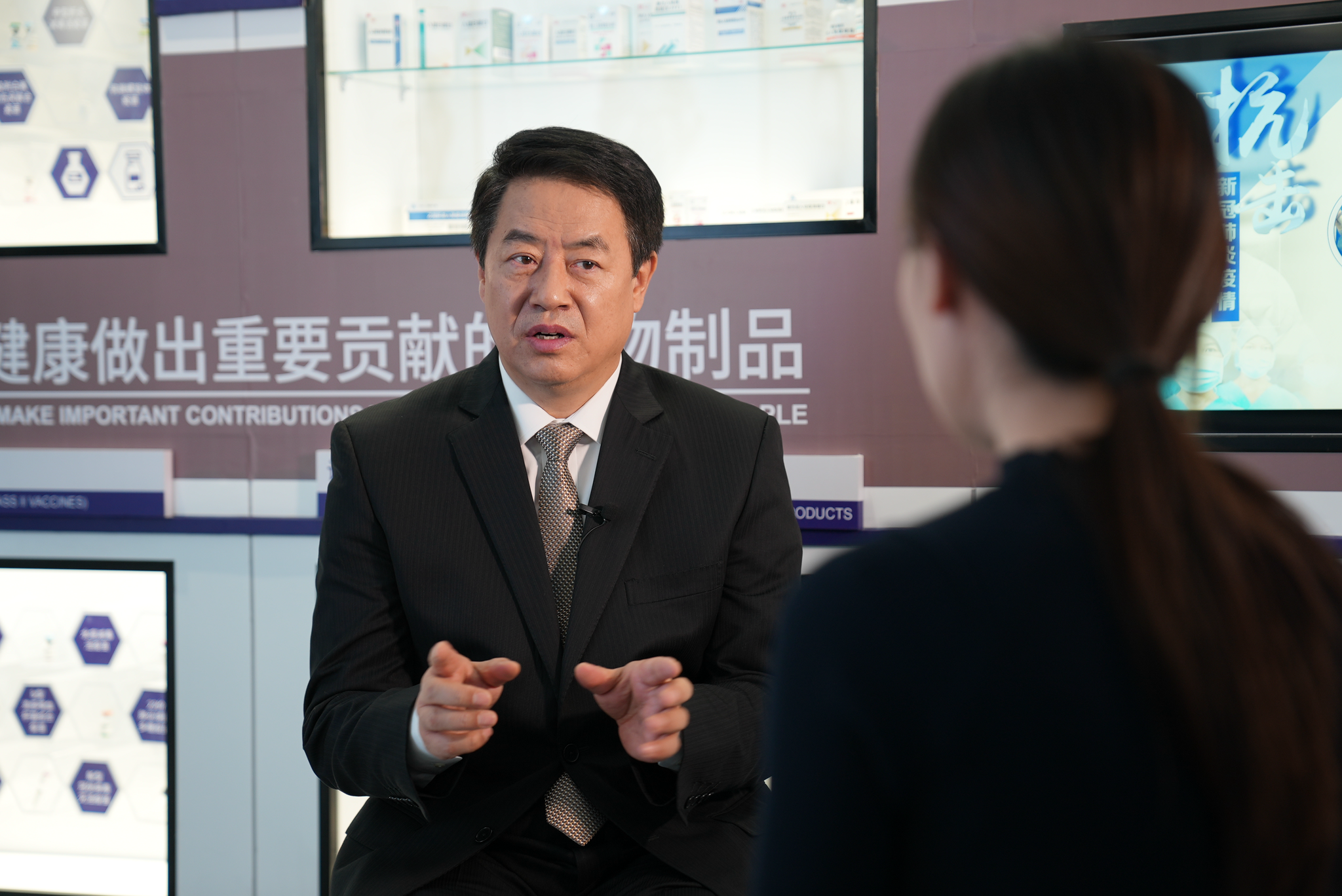 2月5日,杨晓明在国药集团中国生物技术股份有限公司接受新华社记者