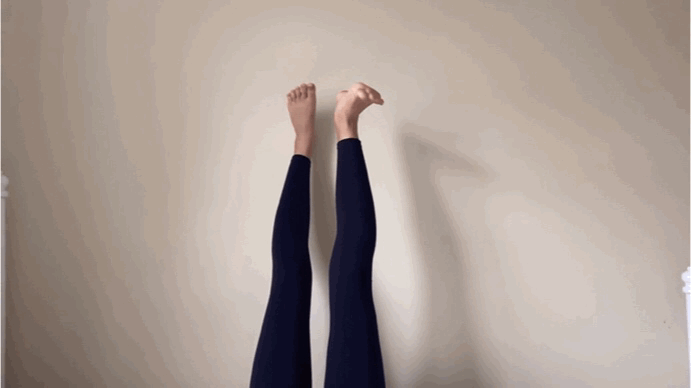 条腿,重复step 2到step 4的动作;step 6:换到瑜伽垫上,一条腿屈膝蹲好