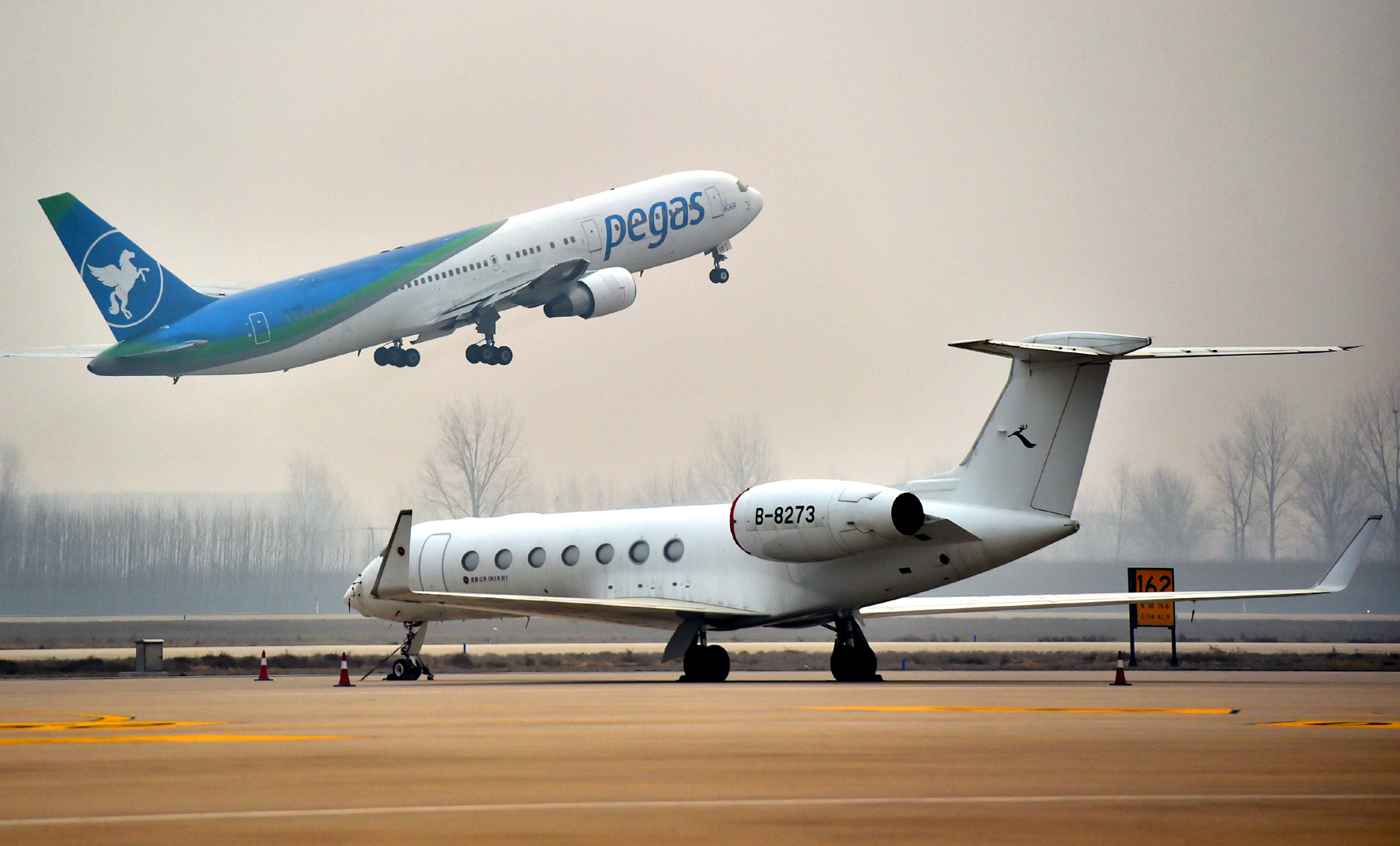 中国国航,东方航空,南方航空三大航空公司合计亏损逾370亿元,日亏损1