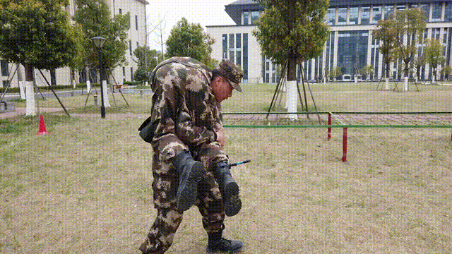 救护组合战斗运动携枪100米障碍需要用无数的汗水和时间去打磨这最后