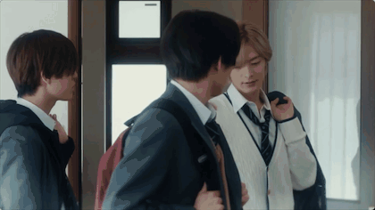 一会是玫瑰,一会是玛格丽特雏菊(不过都同样辣眼).