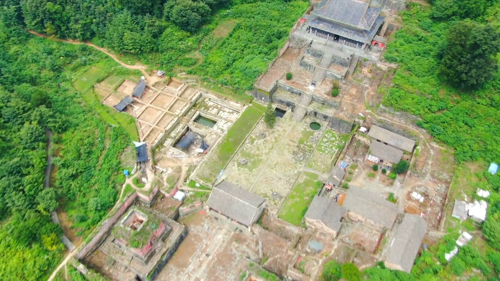 千枝万树绿意浓航拍武当五龙宫