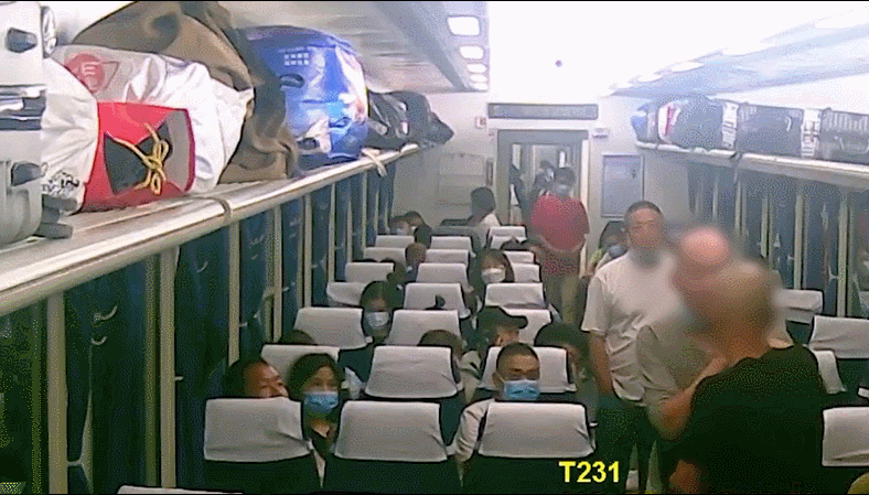 北京出发的火车上他大吵大闹掐朋友脖子还辱骂推搡乘警