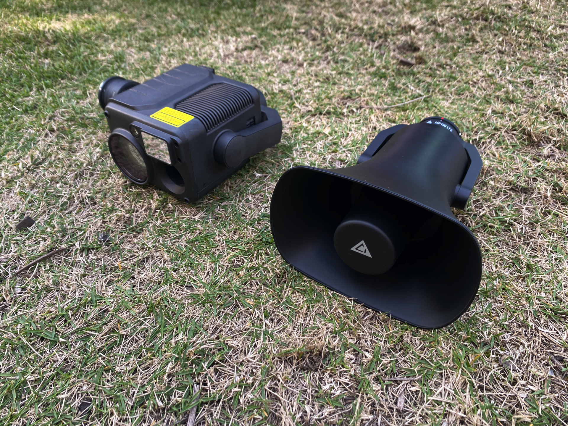 无人机携带的喊话器(右)摄像装置(左)无人机操控画面据悉,该行动是桂