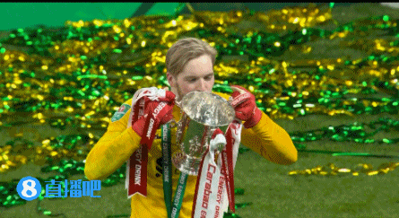 利物浦队长亨德森举起联赛杯奖杯|亨德森|利物浦|联赛杯_新浪新闻