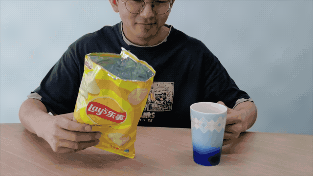 薯片水那独特的形态恰似一副贫穷的药引,让人一饮而尽后满足得像是喝