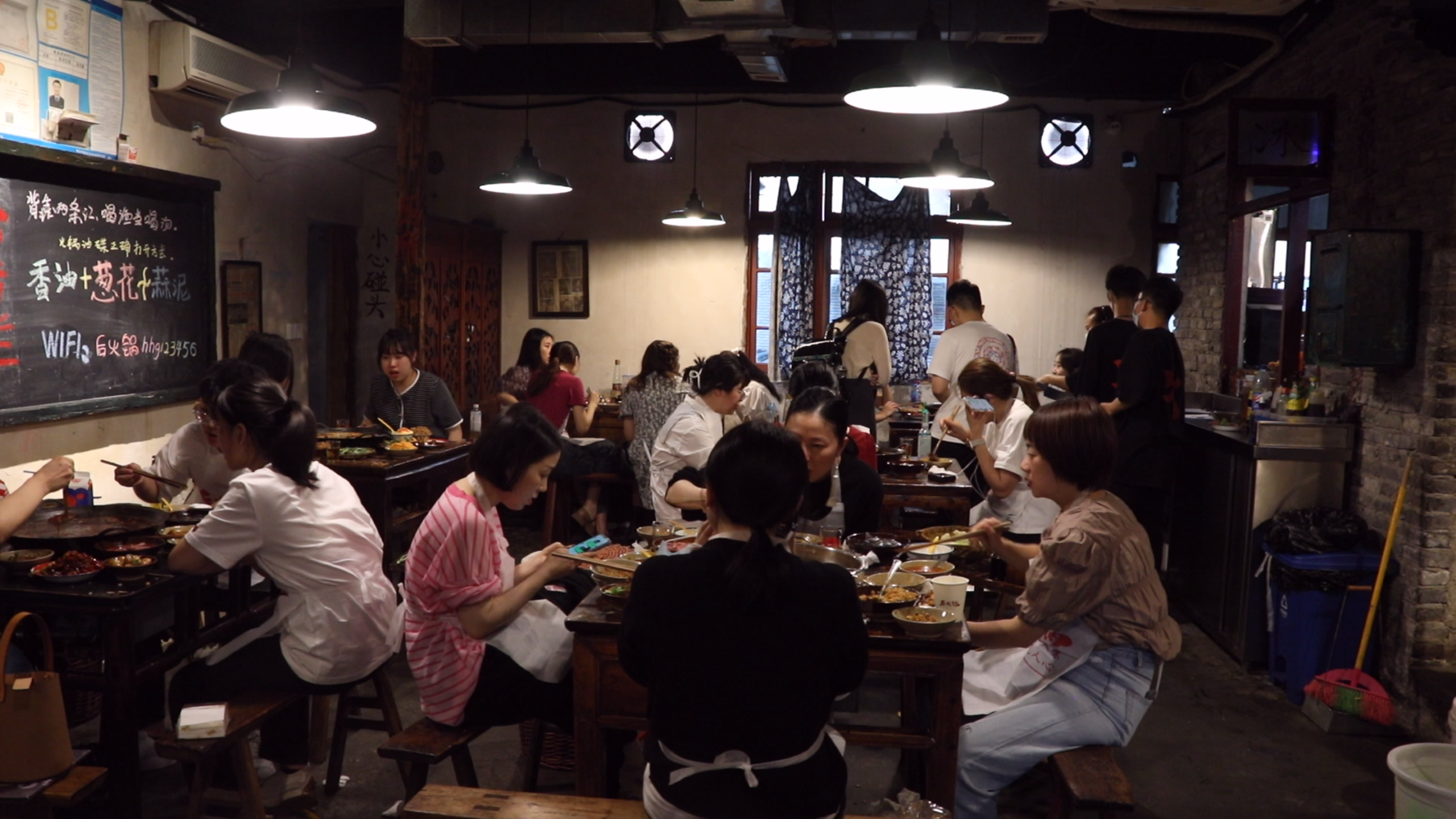 走进市场主体一口锅中的市井百味重庆江边老火锅店里的新故事