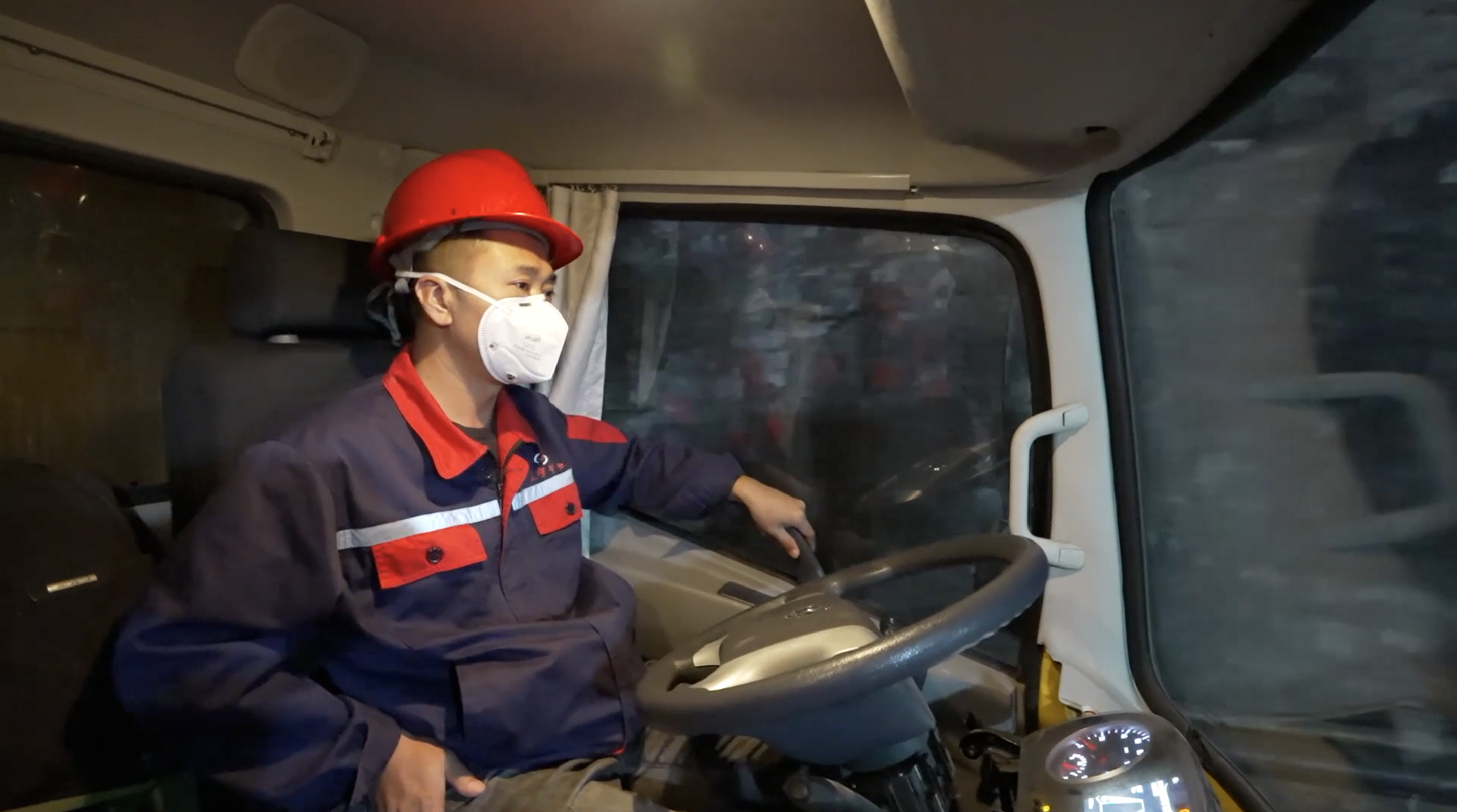 新华全媒 |看无人驾驶矿车如何"开进"地下矿区__财经头条