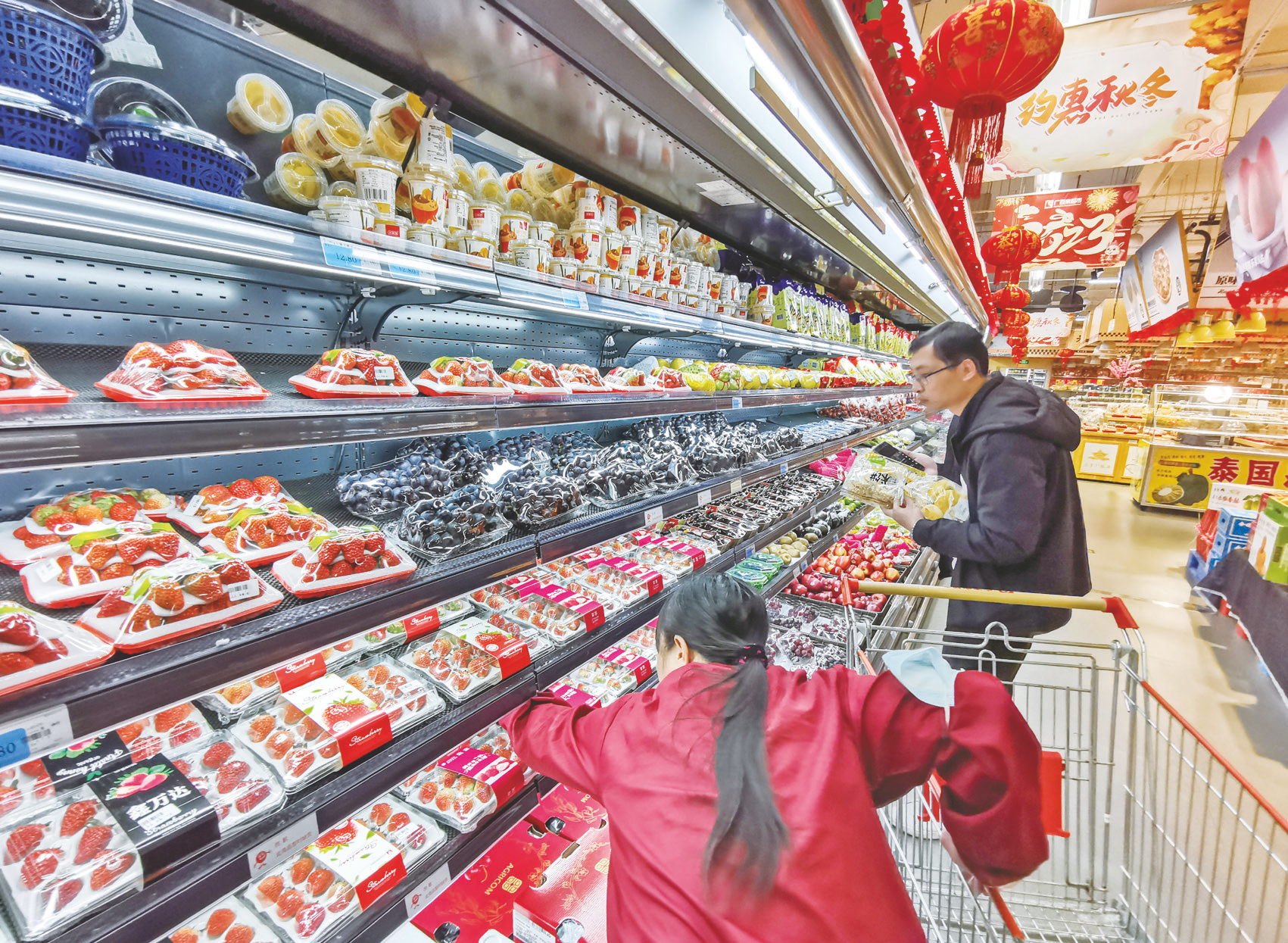 春节假期，各连锁超市购销两旺。图为市民在广百家超市（南宁万达茂店）精心挑选水果。    本报记者叶子榕 摄
