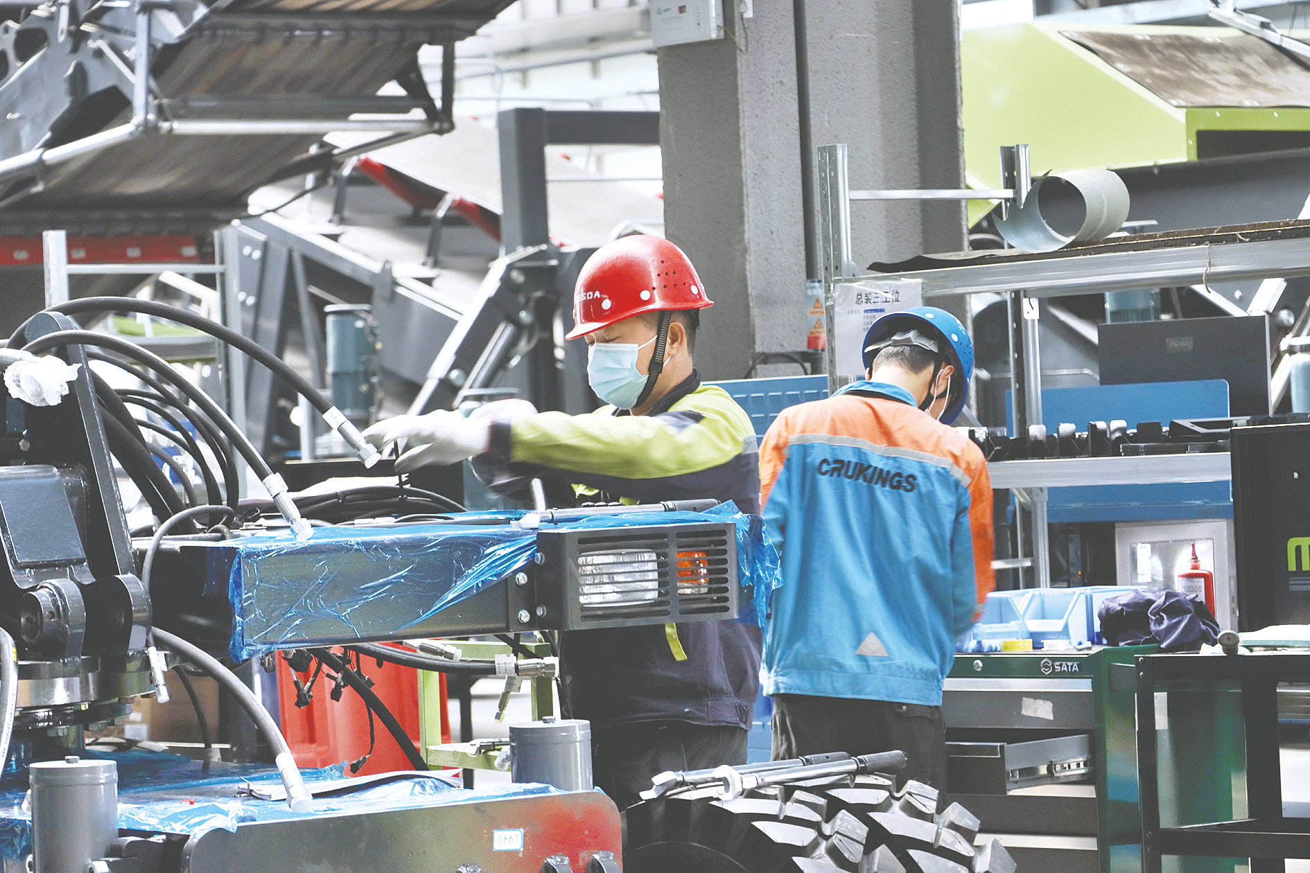     在广西美斯达集团有限公司生产车间，工作人员在移动破碎筛分设备生产线上忙碌着。（广西美斯达集团有限公司供图）