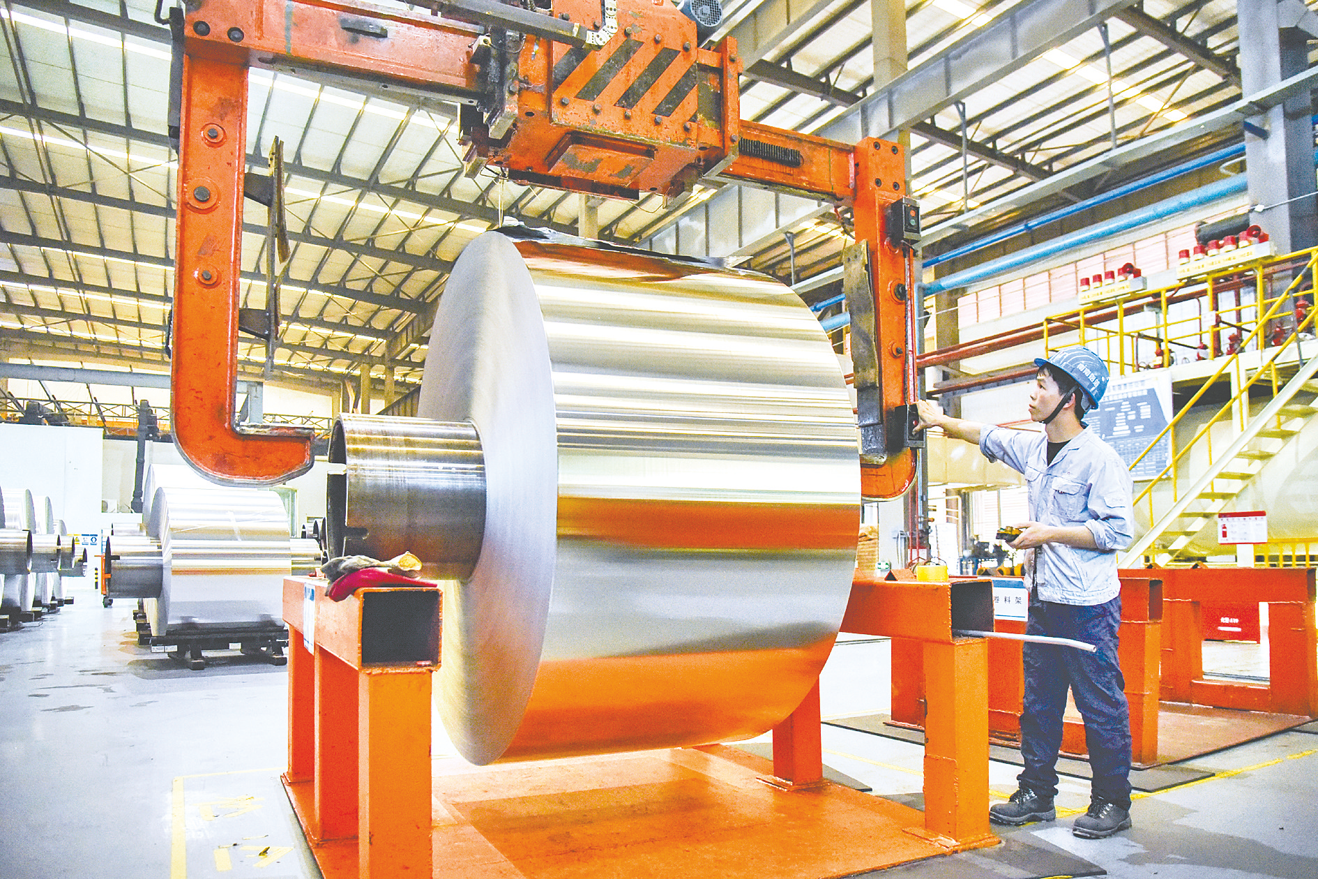 &nbsp;&nbsp;&nbsp;&nbsp;在广西南南铝箔有限责任公司的车间,工人