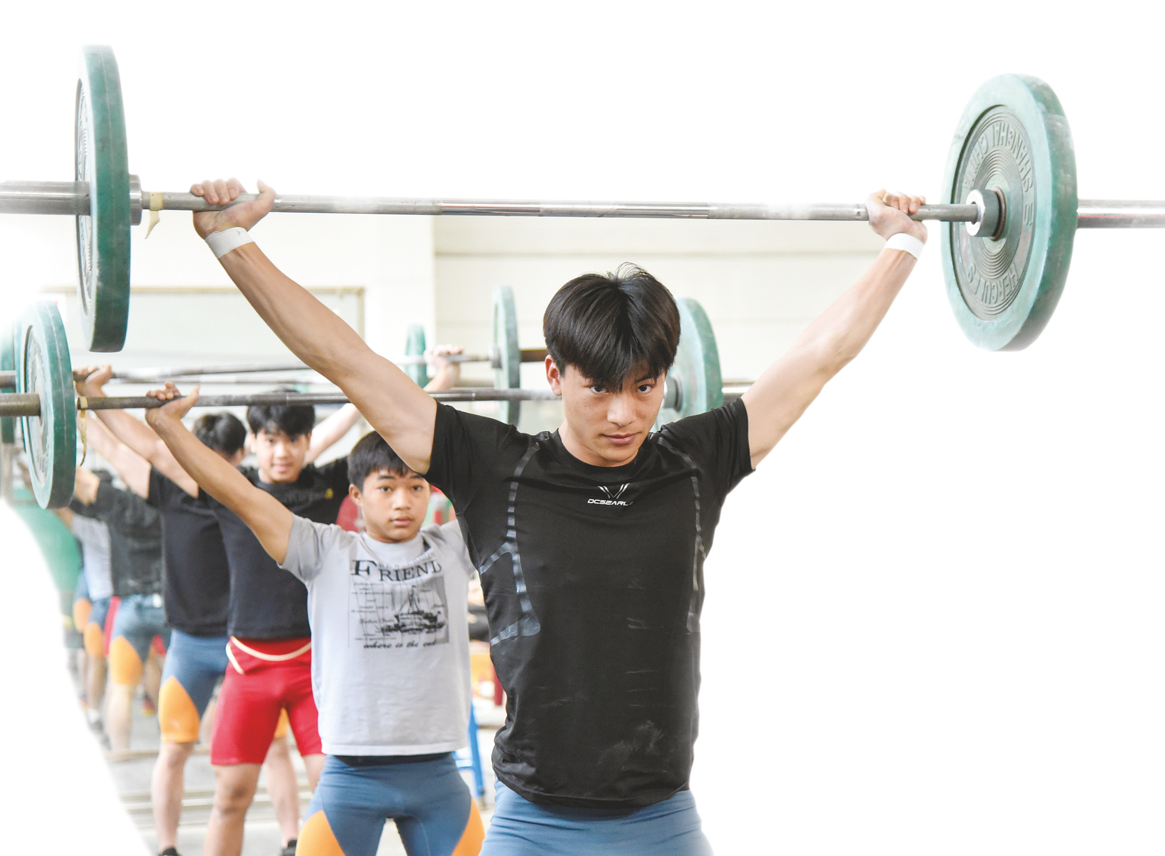 &nbsp;&nbsp;&nbsp;&nbsp;▲举重运动员进行负重练习.