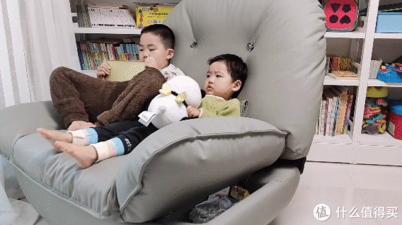买沙发重点看什么？功能沙发=丑？养猫的人不配有沙发？硅胶皮沙发的出现颠覆了我的认知休闲区蓝鸢梦想 - Www.slyday.coM