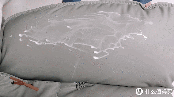 买沙发重点看什么？功能沙发=丑？养猫的人不配有沙发？硅胶皮沙发的出现颠覆了我的认知休闲区蓝鸢梦想 - Www.slyday.coM