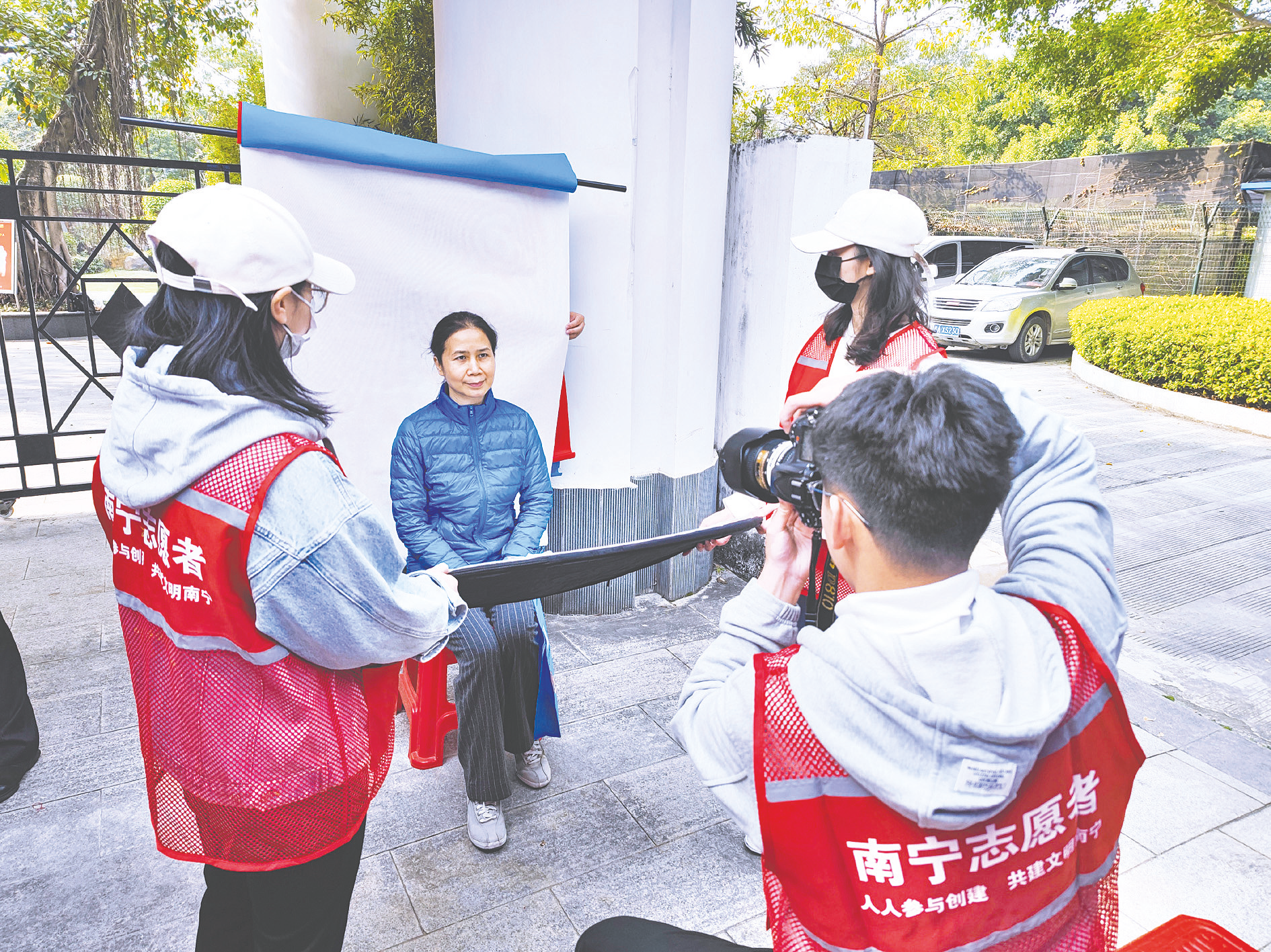 &nbsp;&nbsp;&nbsp;&nbsp;南宁市直机关青年志愿者为居民拍摄证件照.