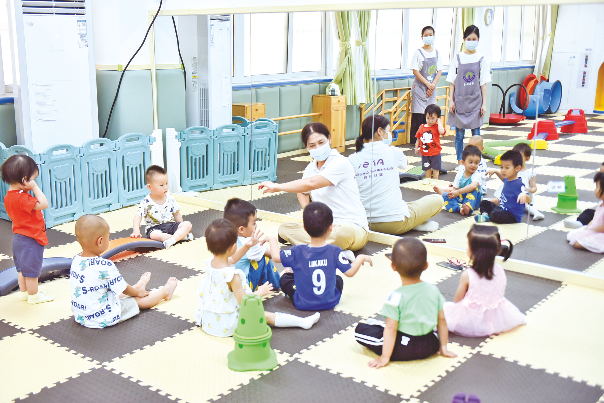 &nbsp;&nbsp;&nbsp;&nbsp;南宁市妇幼保健院托育机构的老师带领孩子们